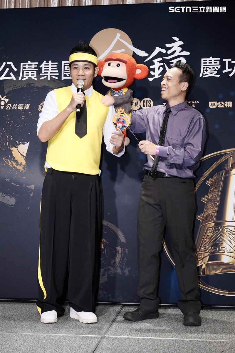 香蕉哥哥(左)與扮演「阿猴」的操偶師林昶甫(右)奪下「兒童少年節目主持人獎」,出席金鐘慶功。(圖/記者鄭孟晃攝影)