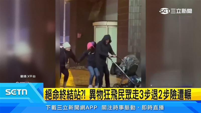 強烈風暴襲英國路人險吹走。(圖/X平台)