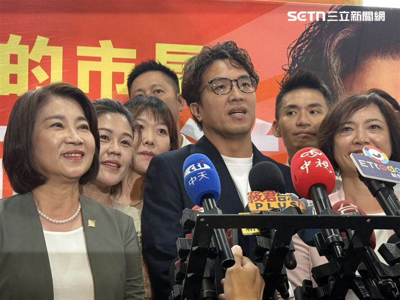 沈伯洋回應記者提問。（圖／記者劉秀敏攝影）