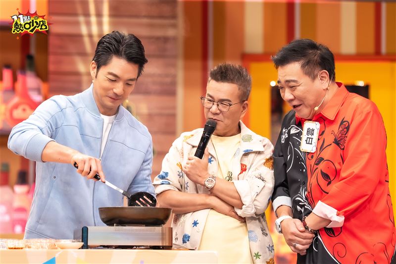 蔣萬安(左一)親自下廚端出「熱炒蛤蠣」。(圖/TVBS提供)