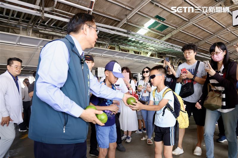 台南市長黃偉哲特別進站視察新站狀況,同時帶著在地農特產品「東山青皮椪柑」前往舊站分享。(圖/台南市政府提供)