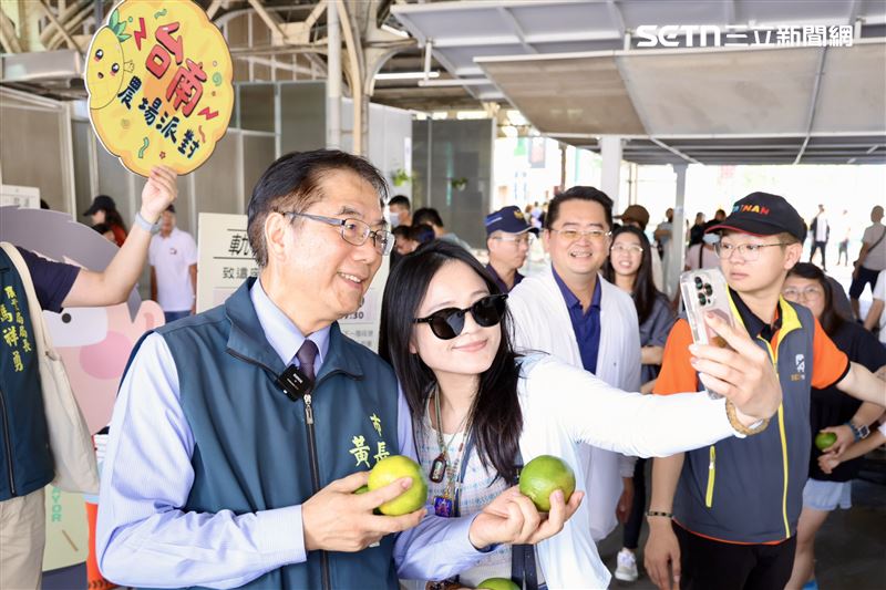 台南市長黃偉哲特別進站視察新站狀況,同時帶著在地農特產品「東山青皮椪柑」前往舊站分享。(圖/台南市政府提供)