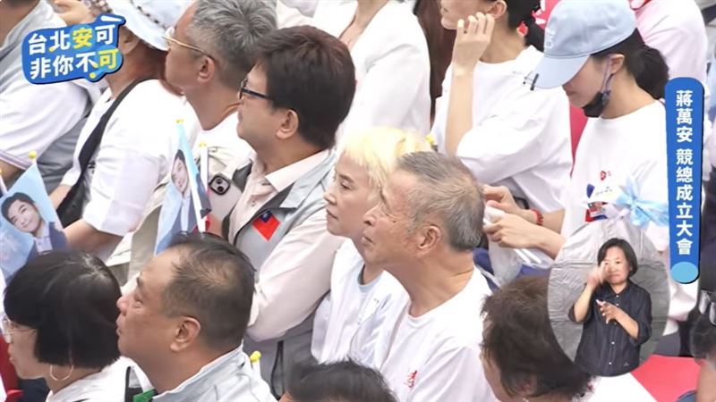李明依響應白色穿搭，提早到場支持蔣萬安。（圖／翻攝自蔣萬安YouTube）