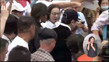 知名藝人蔡康永今(26)日下午3時左右,在北市文化局長蔡詩萍陪同下,身穿黑西裝微笑現身。(圖/翻攝畫面)