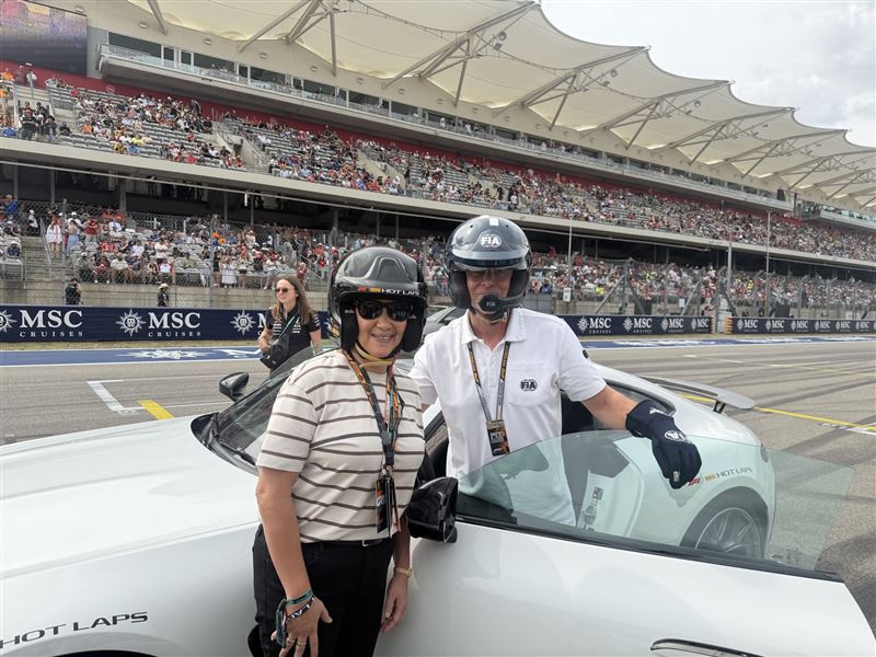 超微(AMD)執行長蘇姿丰本人還是F1賽車迷，26日她就曬出三張在德州賽場的合影。圖為她與國際汽車聯盟（FIA）F1技術審計主管哈洛（Dominic Harlow）的合照。（圖／翻攝自X平台 @LisaSu）