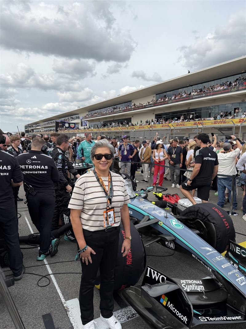 超微(AMD)執行長蘇姿丰本人還是F1賽車迷，26日她就曬出三張在德州賽場的合影。圖為她與F1賽車合照。（圖／翻攝自X平台 @LisaSu）