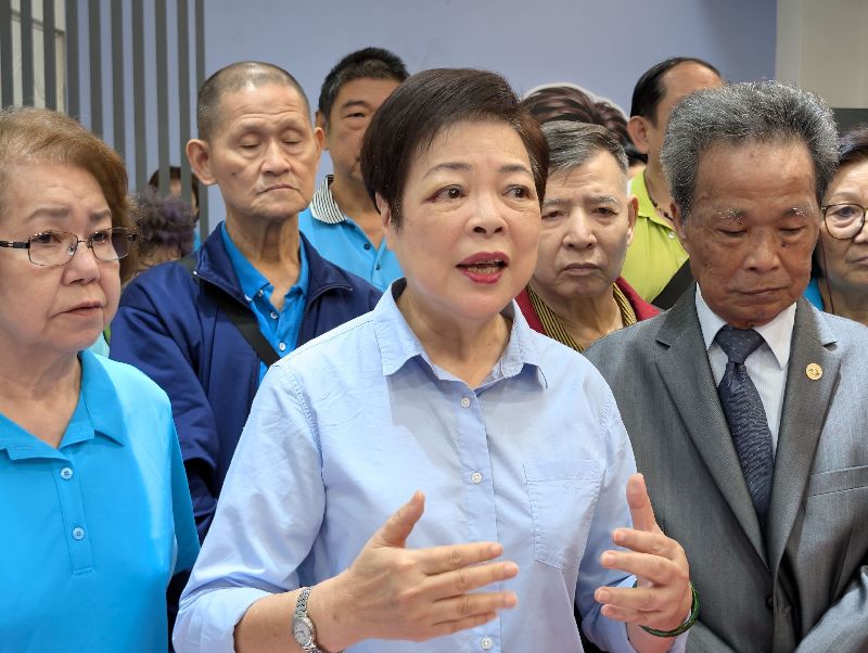 尋求連任的無黨籍基隆市議員張芳麗(前中),因曾在議長選舉收賄判刑確定,不符合參選資格,張芳麗26日舉行記者會,質疑資格審查標準不一,要求說明並依法重新檢視