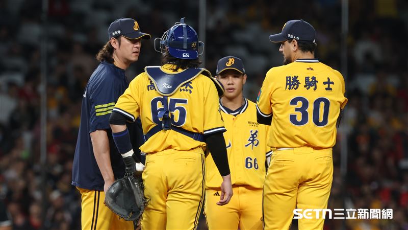 中職37年台灣大賽G6,中信兄弟先發投手勝騎士面臨一、二壘有人危機,投手教練王建民喊暫停。(圖/記者劉彥池攝影)