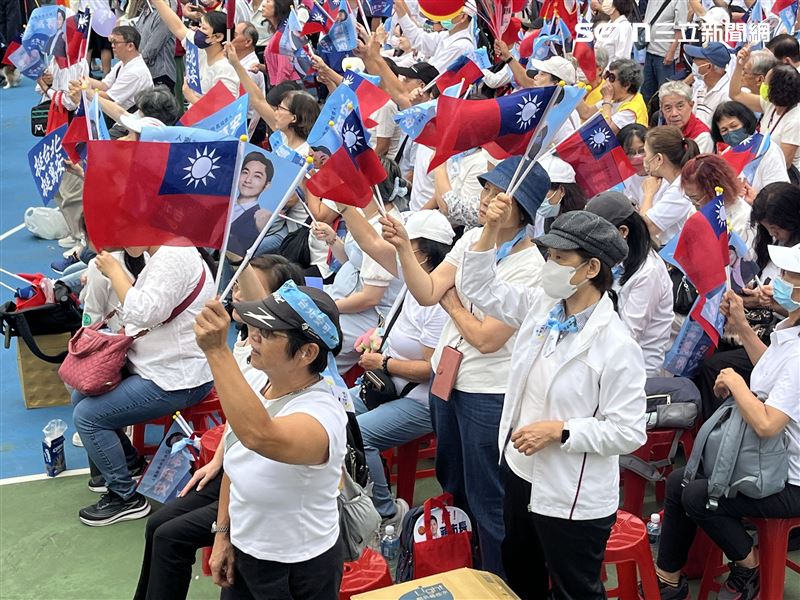 蔣萬安競選總部成立大會,有支持者將飄帶綁在頭上。(圖/讀者提供)