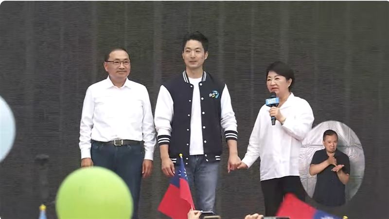 台北市長蔣萬安於今(26)日舉行競選總部成立大會,立法院長韓國瑜、台中市長盧秀燕及新北市長侯友宜「禿子、燕子、漢子」再度合體。(圖/翻攝畫面)