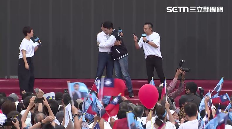蔣萬安與侯友宜擁抱。(圖/翻攝畫面)