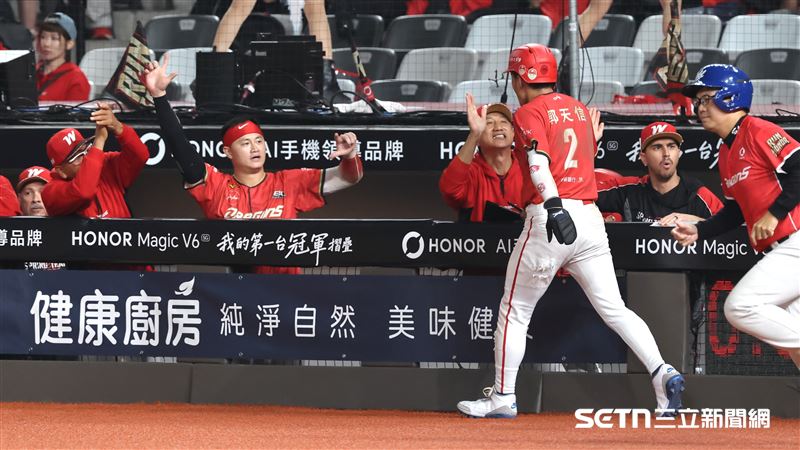 中職37年台灣大賽G6,中信兄弟第3任投手蔡齊哲被劉基鴻敲出安打,郭天信跑回保險分。(圖/記者劉彥池攝影)