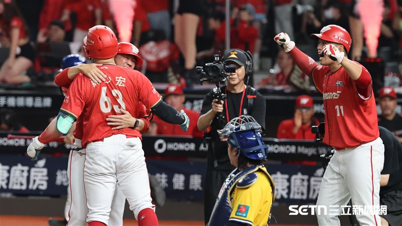 中職37年台灣大賽G6,味全龍捕手蔣少宏炸裂2分砲。(圖/記者劉彥池攝影)