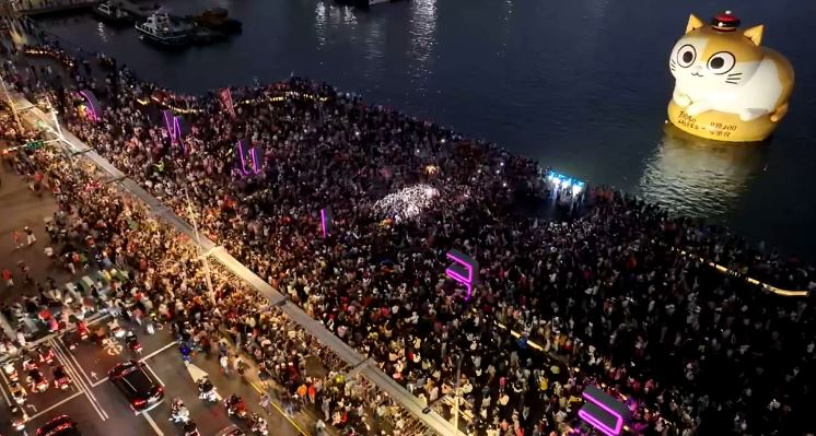 沈伯洋、童子瑋今日晚間在基隆合體「洋流童行」,支持者擠爆海洋廣場(圖/翻攝畫面)