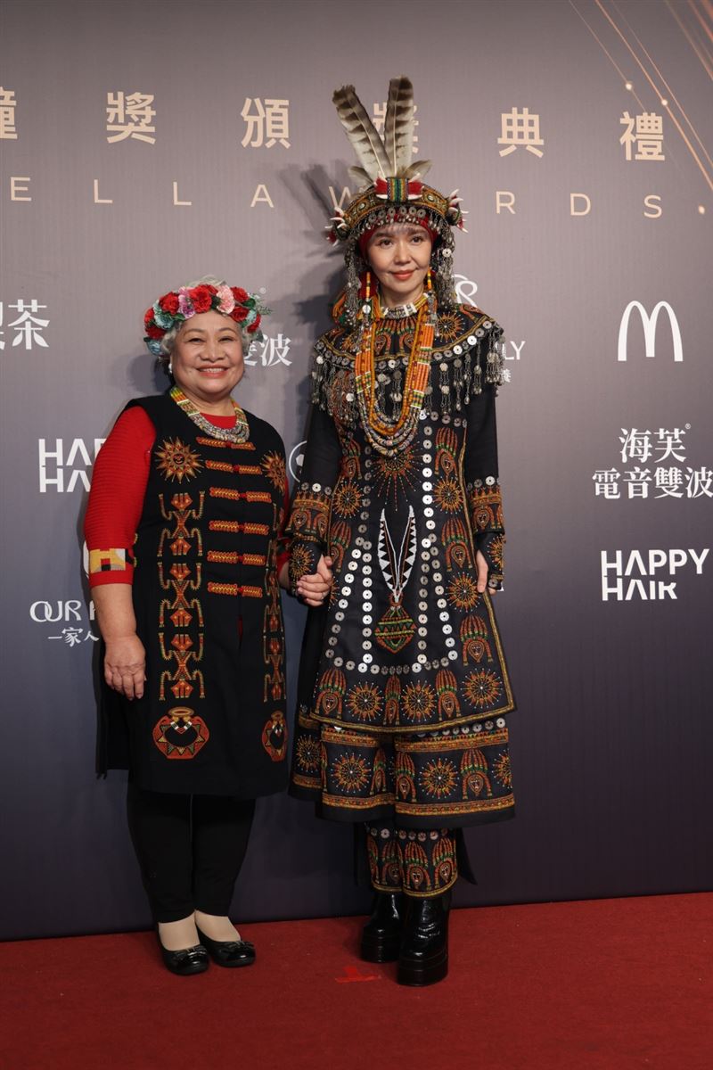 于子育與媽媽走紅毯。(圖/記者鄭孟晃、田俊彥攝影)