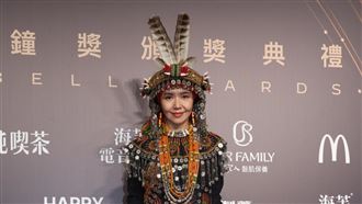 披排灣族服戰袍　于子育母女絕美現身紅毯
