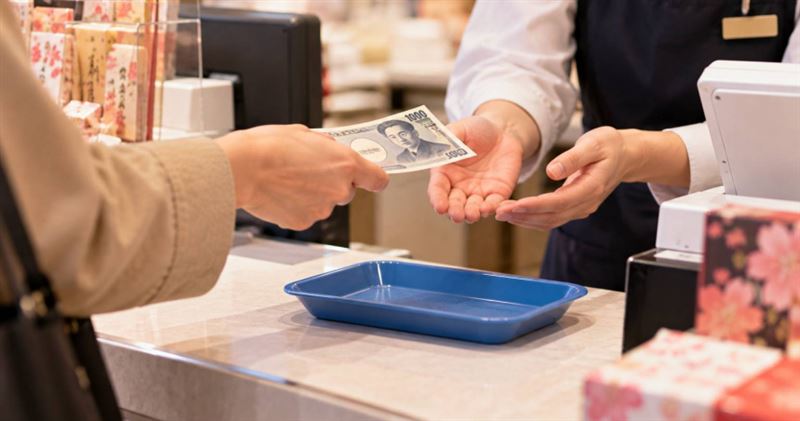 日本部分商店會在結帳櫃台擺放收銀盤，讓顧客將現金放入盤中，再由店員收取。（示意圖／AI生成）