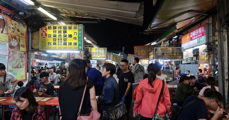 高雄瑞豐夜市部分區域出現大片閒置攤位，現場掛起出租布條，引發民眾關注。（示意圖）