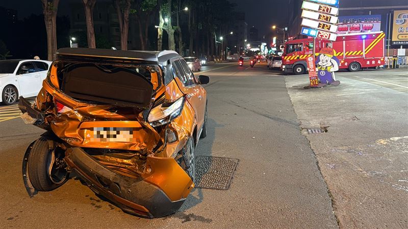 轎車遭白色休旅車衝撞。(圖/記者簡榮良攝影)