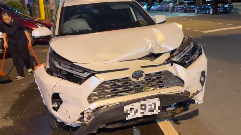 新／高雄休旅車爆衝連撞5車　女駕駛恍惚