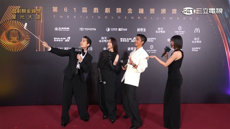 石知田(左起)與柯佳嬿、曾敬驊、木木自拍合照