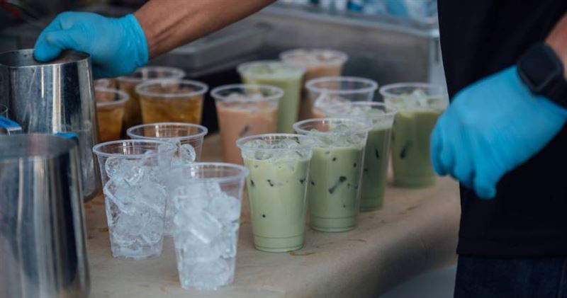 作家觀察手搖飲店「單一時段4員工」估營業額破百萬,網揭獲利真相。(示意圖/Unsplash)