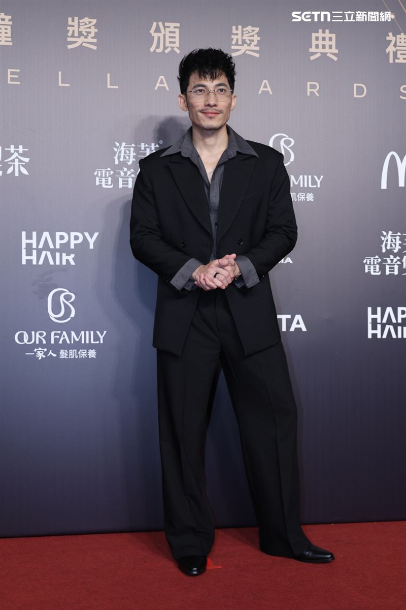 連炳發襯衫微開,隱約露出胸肌線條。(圖/記者鄭孟晃攝影)