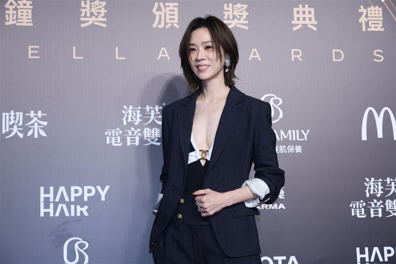 謝盈萱穿著裡頭藏著性感小巧思的帥氣套裝。(圖/記者鄭孟晃、田俊彥攝影)