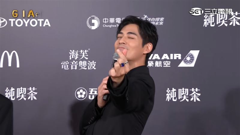 周渝民對著鏡頭放送手指愛心