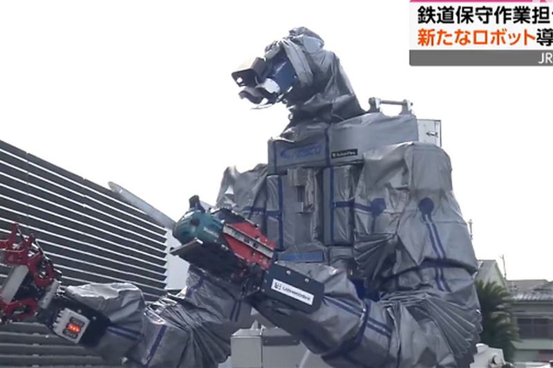 日本JR西日本推出鐵路維修機器人因應人力荒,並減少工安意外等風險。(翻攝X@nhk_bknews)