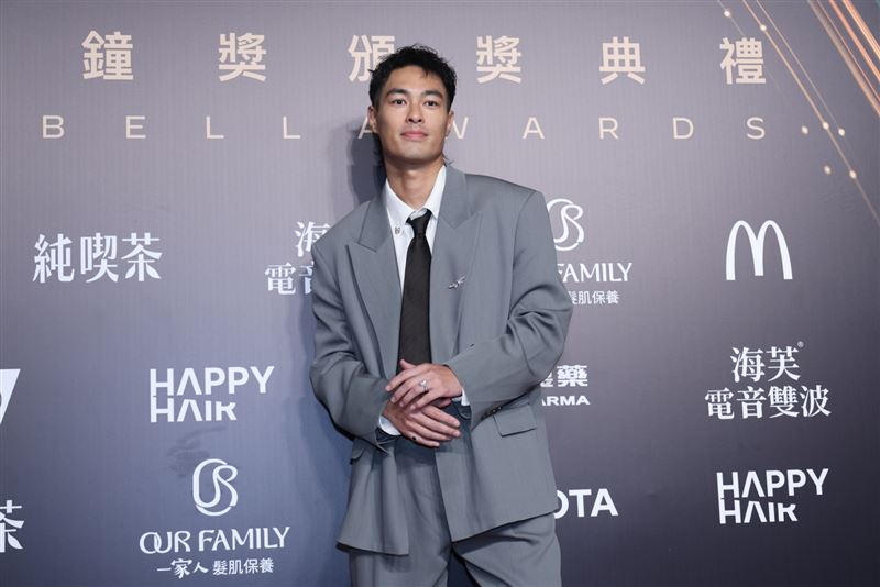 楊祐寧帶了劇中吉娃娃一角極具代表性的棒棒糖,成為紅毯上既趣味又有巧思的亮點之一。(圖/記者鄭孟晃、田俊彥攝影)