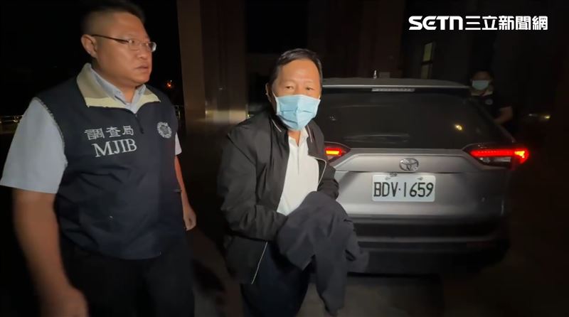 台東縣前縣長吳俊立原本今（26日）羈押庭請病假，但下午又被拘提到案。（圖／記者王浩原攝影）