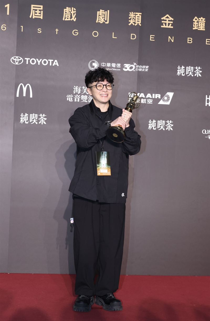 謝瓊煖《人浮於愛》獲得金鐘獎最佳女配角獎,但因拍攝工作無法前來,因此由經紀人(如圖)代為領獎。(圖/記者鄭孟晃、田俊彥攝影)