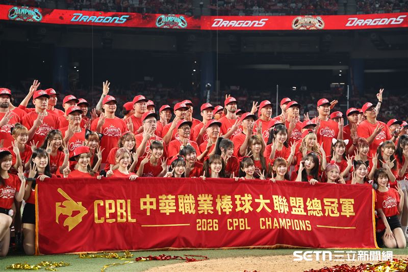 味全龍奪下中華職棒37年總冠軍，全隊和臺北大巨蛋球迷合影。（圖／記者劉彥池攝影）