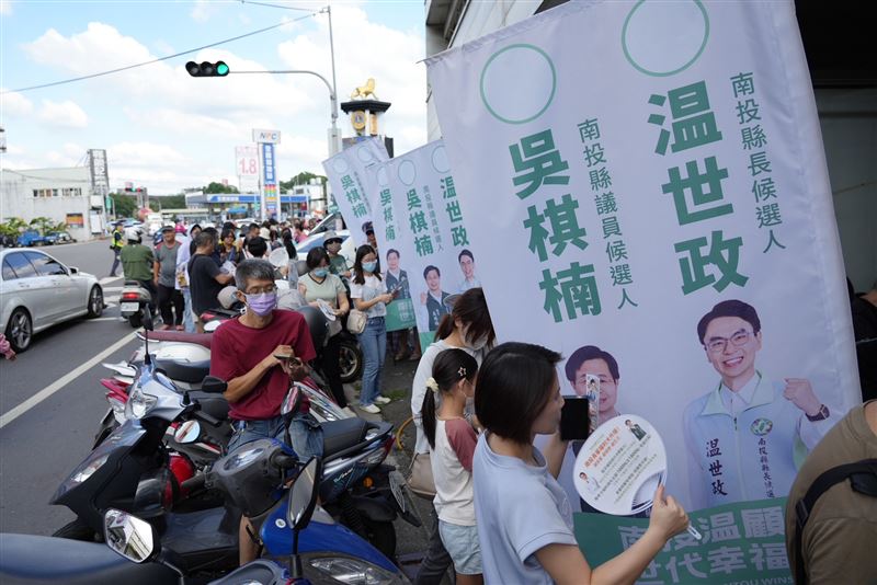 在地鄉親排隊索取聯名小物,活動現場十分熱鬧。(圖/温世政提供)