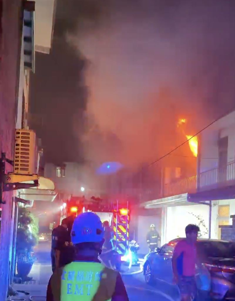 宜蘭蘇澳鎮一棟透天厝發生火警,疑似遭人縱火。(圖/民眾葉先生提供)