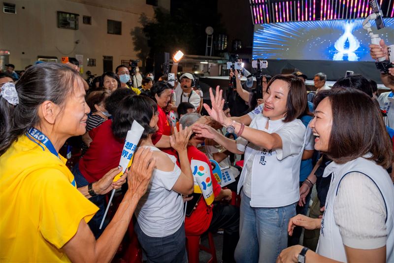 柯志恩在前鎮區憲德宮舉辦廟口音樂會,向支持者揮手致意。(圖/翻攝柯志恩臉書)