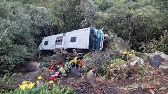 西班牙巴士墜落20公尺山坡釀83傷7人傷重