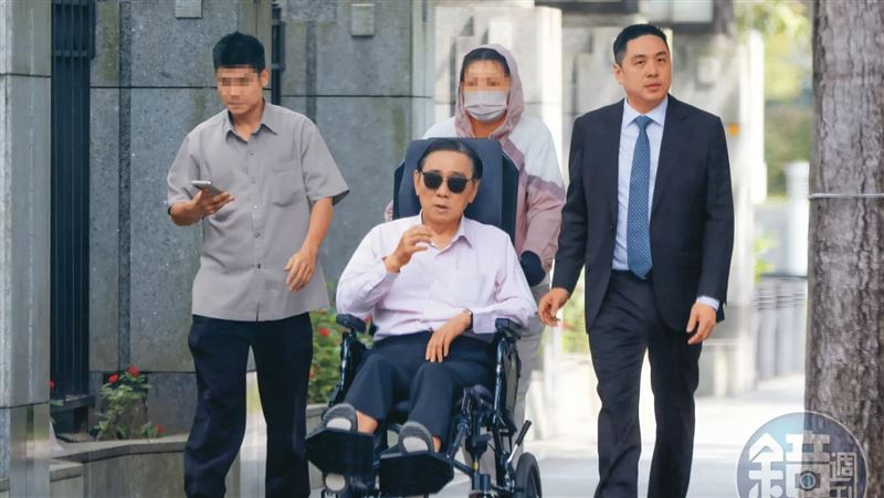 75歲王文洋家中摔下床急送醫！坐輪椅直擊