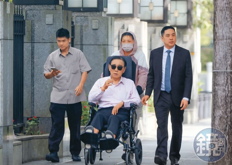 10月14日12:19,王文洋(左二)身邊跟著兒子王泉仁(右一)、幫傭與保鑣,一行人聲勢浩大地出門散步