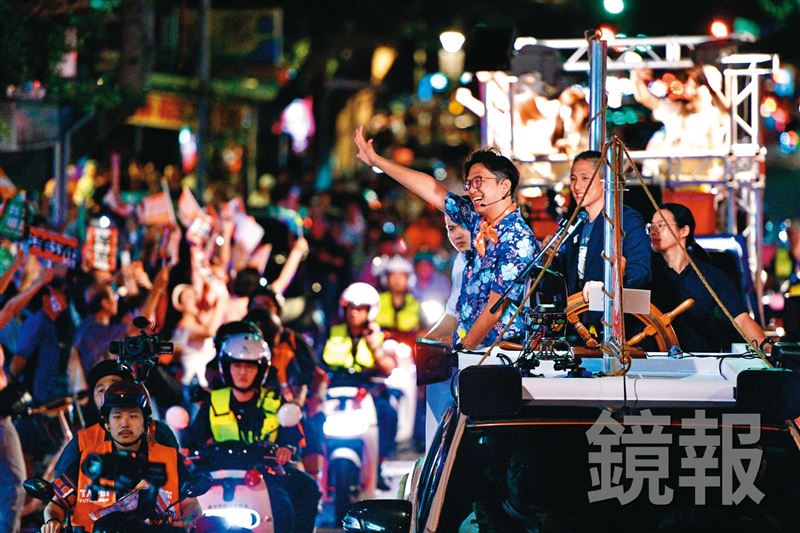 沈伯洋月中在藍營傳統優勢區松信區車掃,支持者夾道歡迎,大秀洋流威力。(圖/鏡報)