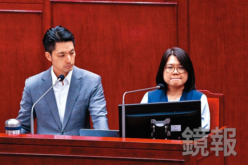 藍議員不滿台北市社會局接連出包,還讓火直接燒到蔣萬安(左)身上,形成政治效應。右為社會局長姚淑文。(圖/鏡報)