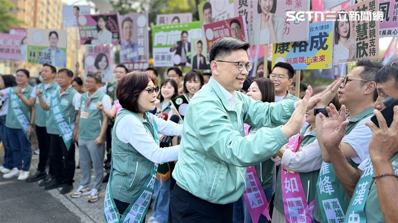 賴瑞隆與所有候選人擊掌拉抬士氣。(圖/記者簡榮良攝影)
