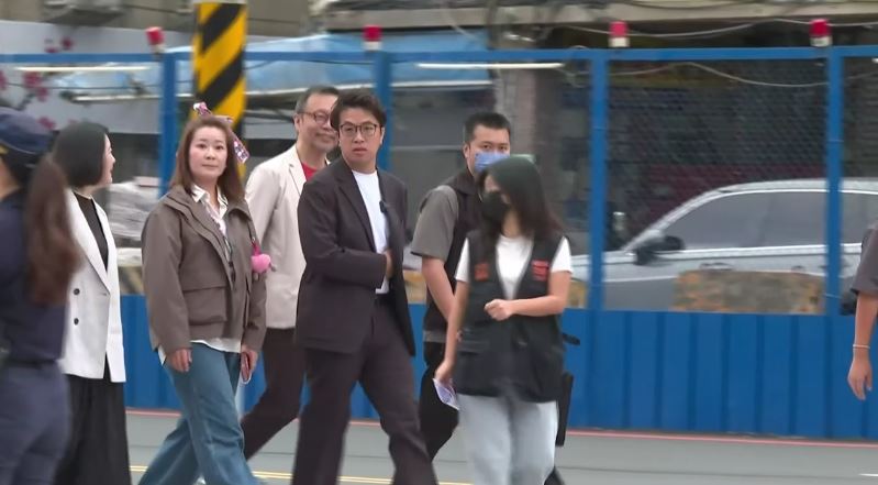 沈伯洋由幸運兒主委「Lydia」代抽競選號次，Lydia綁著洋流飄帶現身（圖／翻攝畫面）