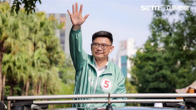 柯志恩、賴瑞隆抽籤結束後，隨即馬不停蹄展開大掃街，紛紛比出自己的選舉號次。（圖／翻攝畫面）