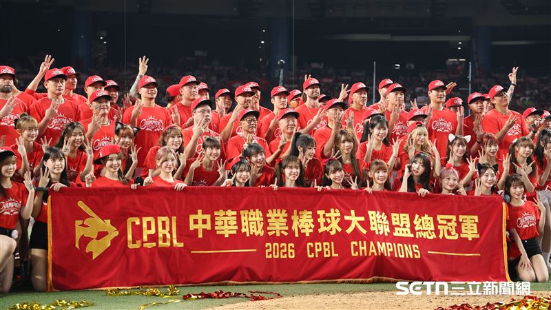味全龍奪下中華職棒37年總冠軍，全隊和臺北大巨蛋球迷合影。（圖／記者劉彥池攝影）