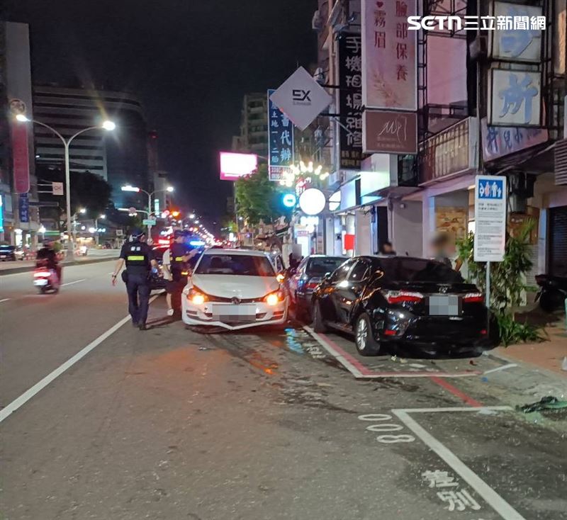 男子開車闖紅燈肇事後,又失控衝向路邊撞上2部自小客車。(圖/翻攝畫面)