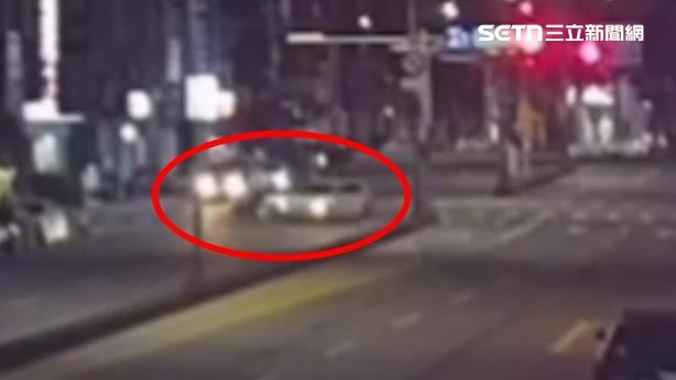 台中男闖紅燈害18歲女騎士撞車摔飛,頭部重創昏迷。(圖/翻攝畫面)