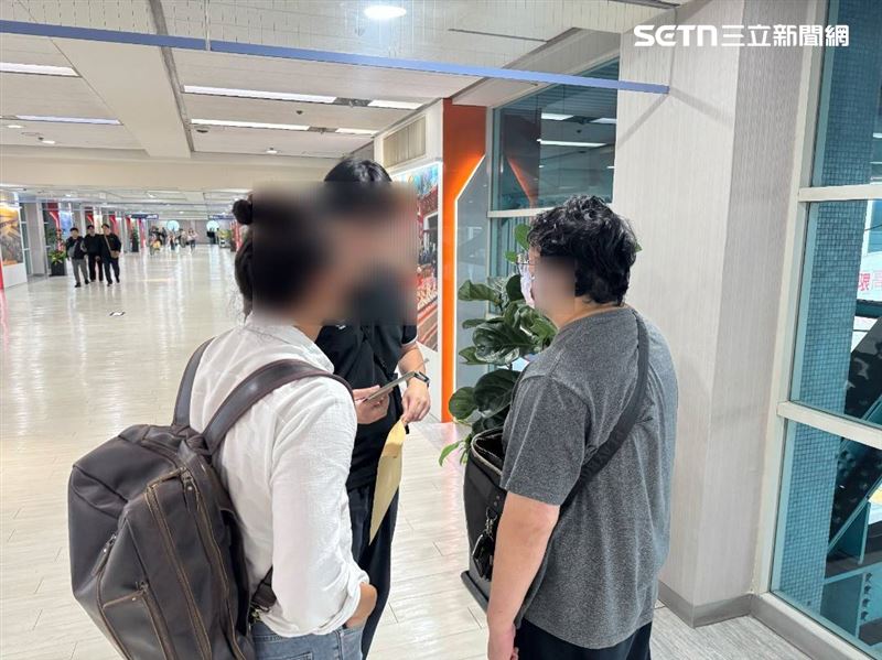 涉詐保3000萬海外殺妻,小9歲新婚夫(灰衣)赴日處理後事,返台落地遭逮畫面曝。(圖/翻攝畫面)