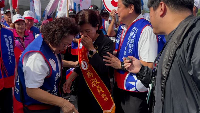 游淑貞低頭找假牙。(圖/翻攝畫面)